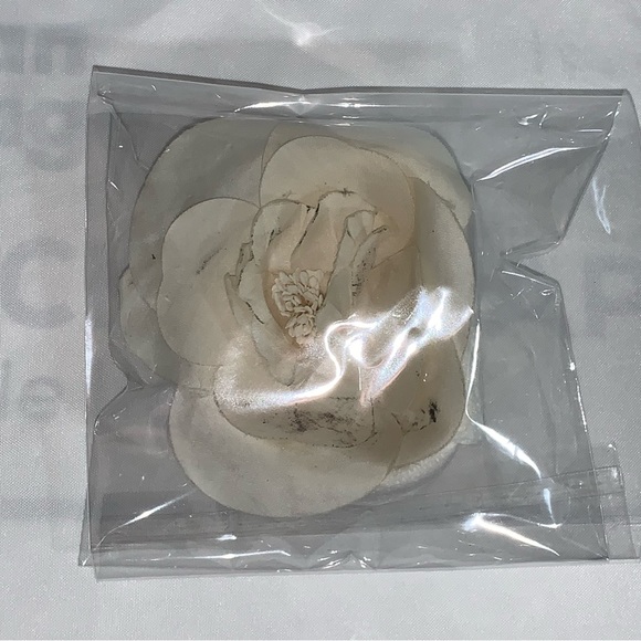 CHANEL hand wrapped white silk CAMELIA BLOSSEM pin back BROOCH - Picture 8 of 8